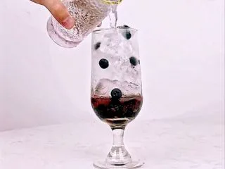 颜值高+口感好！微醺少女的甜美酒单，夏天喝这个就对了！,沿冰块倒入茉莉绿茶茶汤