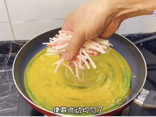 鲜香味美的风味豇豆鸡蛋饼教程,撒上蟹肉