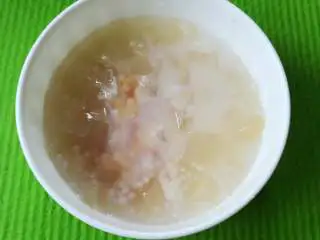家乡小吃——狗毛膏鸽春丸,倒入冷藏过的冰糖水,西米露,炼乳,蜂蜜,混合搅拌