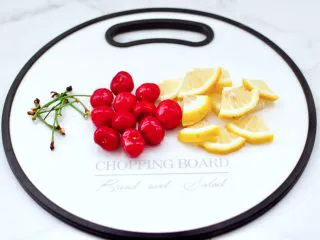 玫瑰水果小种红茶,樱桃洗净后去蒂，柠檬切成小片。