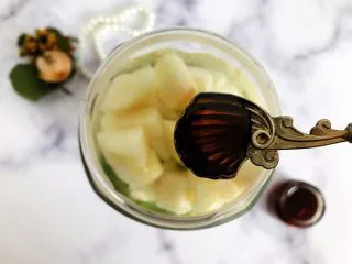 属于春天的果汁～羊角蜜香梨汁,喜欢的话可以加少许蜂蜜，其实不加也是可以的，因为羊角蜜本身就很甜，但是我喜欢更甜一些，所以就加了少许