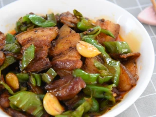 厨师长拿手菜，农家回锅肉，必吃三大碗饭！,加入肉片大火翻炒均匀，即可出锅