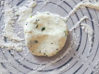 从小吃到大的黑芝麻葱油饼,铺上揉面垫，撒上少量高筋面粉，面团分割成75左右一份，大概可以分成5份！