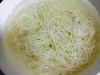 辣番茄风味汤面,可在步骤3时开始煮面，（因为煮开水也需要时间），打入两个荷包蛋。挂面过冷水，沥水待用。