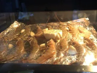 普罗旺斯风情烤虾,220度烤8分钟。