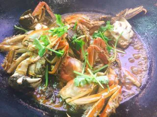家常菜+红烧大闸蟹,最后加入香菜即可