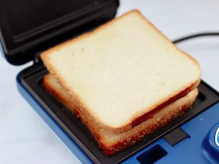 风味酸黄瓜鸡肉热压三明治,上面再盖上一片吐司。