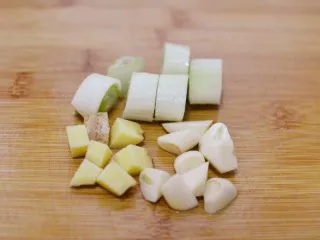 宫保鸡丁(最正宗最讲究的做法),葱姜蒜切块。