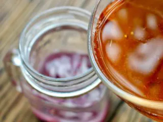 蓝莓Mojito鸡尾酒,倒入香槟气泡酒