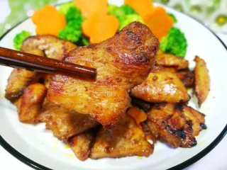 蜜汁香煎鸡胸肉,来，让我们一起边吃肉边减肥，这个夏天瘦成一道闪电吧~