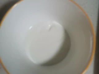 厚切酸奶冰淇淋,一盒酸奶先到入碗中