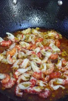 火爆流行街头的龙虾盖浇饭 ,加入小半碗清水,再加入蚝油、白酒、米醋、白糖、蒸鱼豉油,煮开后倒入龙虾肉。