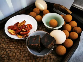 土鸡蛋桂圆枸杞红枣茶,极其简单的食材,不费时不费力。适合全家享用。