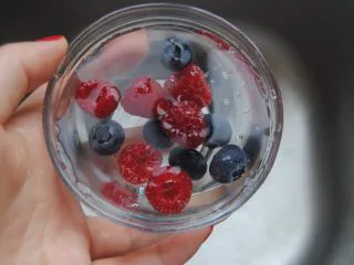 牛油果酸奶昔,树莓蓝莓纯净水清洗一遍