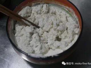 老北京小吃之“驴打滚”,加一次水用筷子搅拌一次,搅拌到三分之二的糯米面成碎团,停止加水。