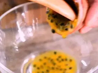 世界杯饮品特辑——百香果柠檬蜂蜜,百香果切半，取出果肉 