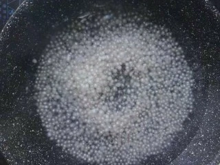 手煮奶茶西米露,水开之后倒入半透明的西米。