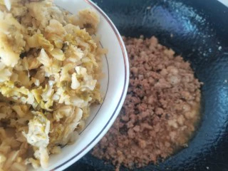 温州端午小吃— 薄饼,放入咸菜