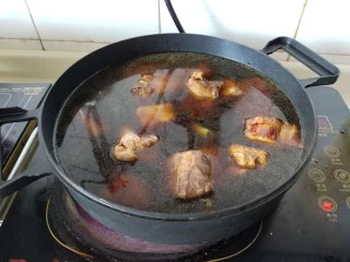 懒人排骨焖饭,加清水没过排骨，大火烧开再煮20分钟