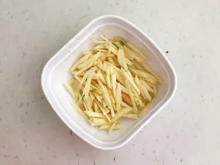 私房菜 密制酸辣鸡爪,蒜瓣切成丝