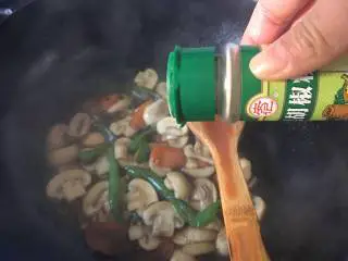 快手菜小炒口蘑,喜欢水分多点的，翻炒时可以加入一点点水（我加了一点点高汤），最后起锅前加少许胡椒粉；