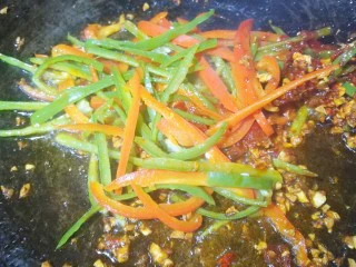 清清爽爽的酸辣土豆丝,加入辣椒翻炒。