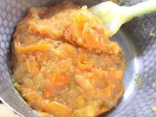 止咳化痰的金桔酱,最后水分蒸发完，颜色变成深黄色的果酱状态，冷却后加入蜂蜜装瓶