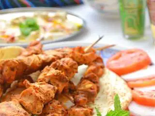 中东风味鸡肉串,鸡肉串配上皮塔饼和中东大蒜酱一起吃，享用吧！