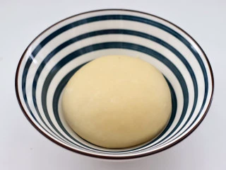 胶东节日小吃~七夕巧果,和成光滑的面团,盖上保鲜膜开始醒发。