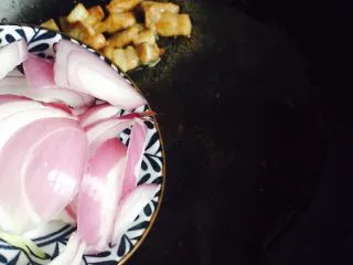 干锅包菜（简易版）,倒入洋葱