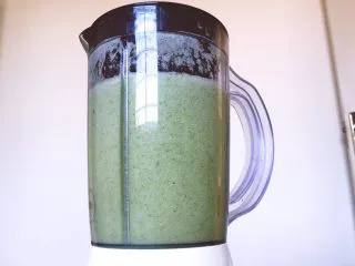 健康饮品之黄瓜雪梨汁,需要2分钟左右时间就可以打至完全融合