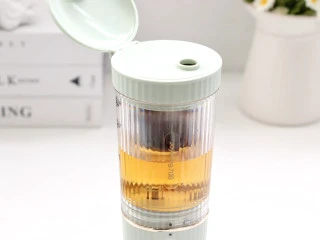 蔓越莓沃柑冷萃果茶,时间到，茶汁萃取完成。