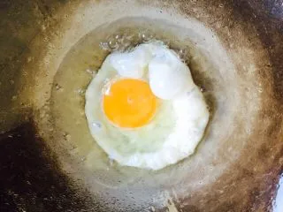 长寿面&生日面,起油锅加热至六成热,鸡蛋打入锅里小火煎