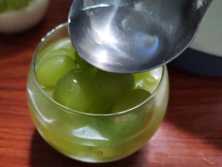 双色青提果冻杯,再加入到杯子里8分满，再放入冷藏一小时