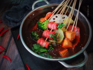 自制家庭串串火锅,大冬天辣的我大汗淋漓， 让我先擦擦眼泪鼻涕，继续撸~