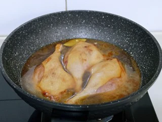 不加一滴老抽的酱香鸭腿,加入开水。(一次性加够)大火烧开，转小火慢炖，约40分钟样子。