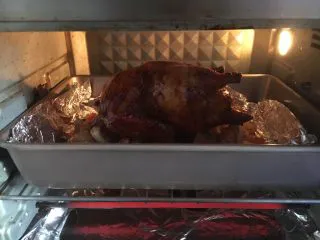 百变水果 新奥尔良风味雪梨烤鸡,在烤完第三次60分钟后，把烤鸡拿出来，刷一层薄薄的蜂蜜水，然后放入烤箱里，再烤10分钟即可。 在这10分钟烤制时请一定全程观察烤鸡的颜色，如果发现颜色过重，请加盖铝箔纸。