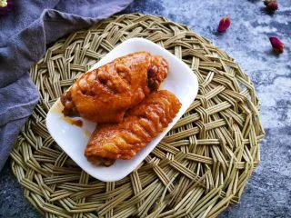 家常菜啤酒鸡翅,成品图，没有适合的大盘子，先给你吃三块，快点吃！