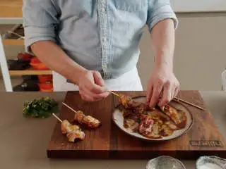 亚洲风味西兰花汤,与此同时，将鸡胸肉切成均匀的细条，淋上海鲜酱油。撒盐与胡椒调味，搅拌均匀。用木叉将鸡胸肉串起来。在大煎锅中热油，将鸡胸肉煎至两面金黄。撒盐调味。然后在烤箱中以180度烤5分钟。