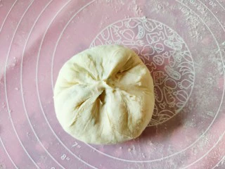 不擀皮～皮薄馅大～韭菜馅饼,第二种像包包子一样。把收口多余的小面团揪掉。