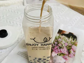 在家也能做出巨好喝的珍珠奶茶,将煮熟的奶茶倒入杯中