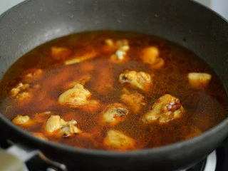 酱烧土豆鸡翅,倒入水，没过鸡翅为宜 