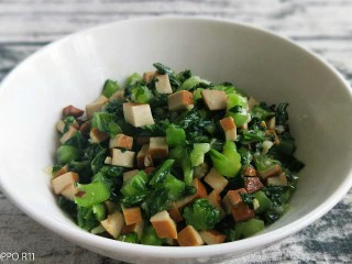 家常菜之春菜炒香干,也可以放一点香油，最后装盘