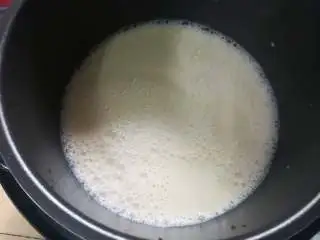 家乡小吃——姜汁红糖豆花,因此特别建议使用电饭煲,因为现在的电饭煲基本都是不沾涂层的,只需要稍微偶尔搅拌几下就行