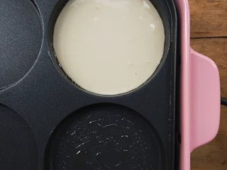 复刻街头美食~网厨第一个肉蛋堡,一个圆盘里倒适量面糊。