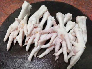 美味小吃,老坛酸辣鸡爪,洗好的鸡爪,准备切