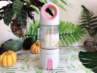 奶香金瓜燕麦糊,这里要注意的是,食材不要放太满,最多八分就够了,以免影响搅拌