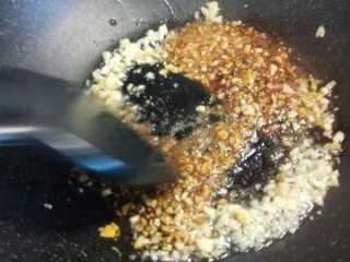 蒜蓉粉丝娃娃菜,加适量的水淀粉大火烧开。放一点鸡精搅匀。