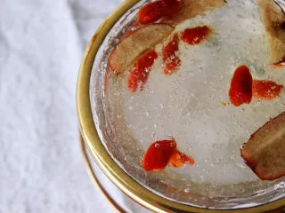 炎炎夏日养颜神器~枸杞红枣炖雪燕,持续饮用让你嫩爆天际,加入切片去壳红枣,枸杞,炖20分钟,再加冰糖炖5-10分钟即可。