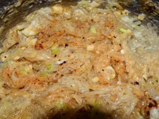 河南小吃——蒸素焖子,放入辣椒油、生抽和食用油。